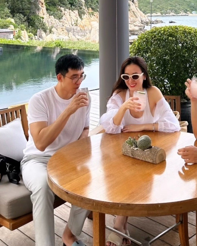 Đôi vợ chồng son vừa kết thúc kỳ hưởng tuần trăng mật lãng mạn tại Ninh Thuận. Đôi vợ chồng son vừa kết thúc kỳ hưởng tuần trăng mật lãng mạn tại Ninh Thuận.