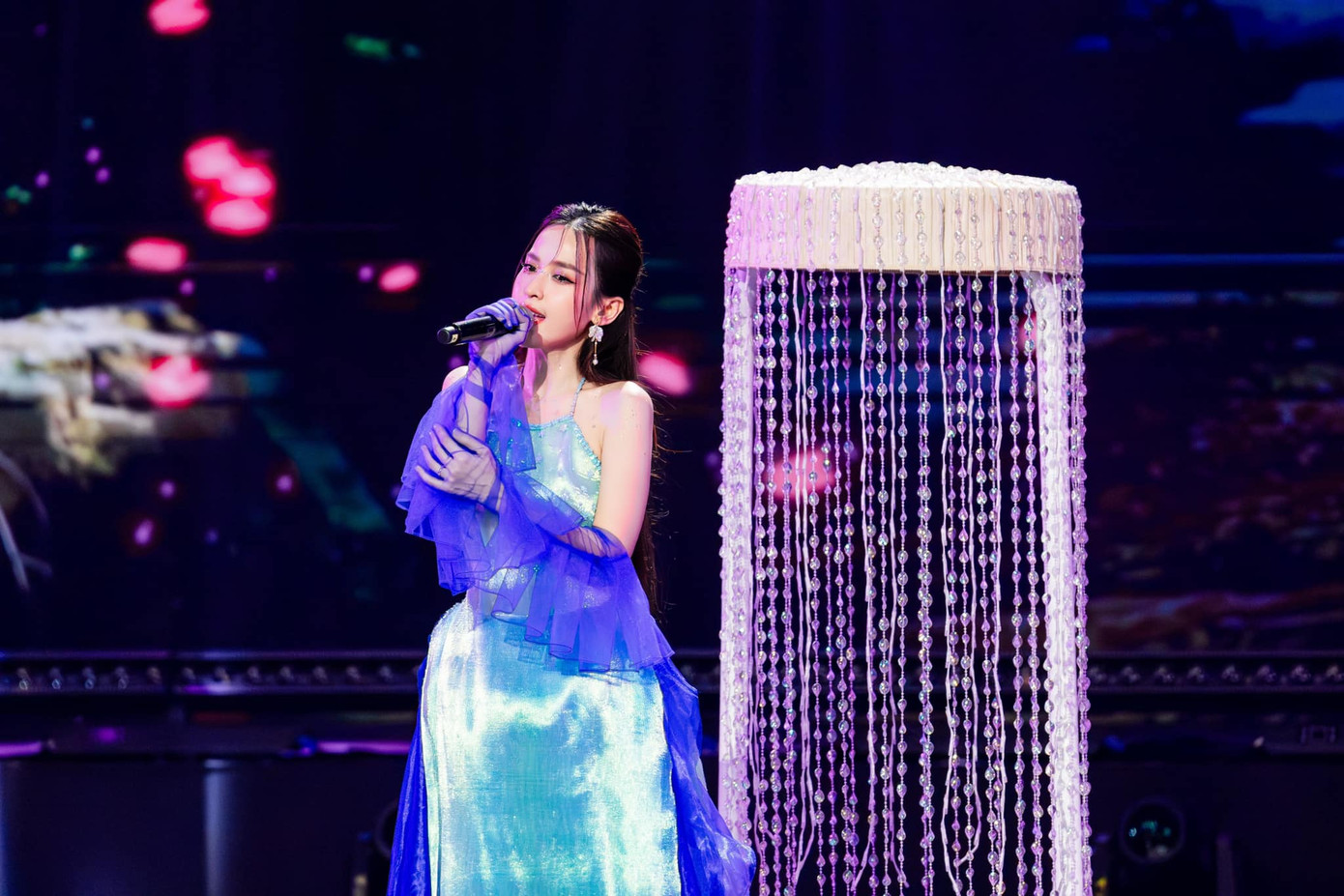 Vẻ đẹp nhẹ nhàng, trong trẻo "gây thương nhớ" của Tú Vi trong phần trình diễn Em Gái Mưa. Vẻ đẹp nhẹ nhàng, trong trẻo "gây thương nhớ" của Tú Vi trong phần trình diễn Em Gái Mưa.