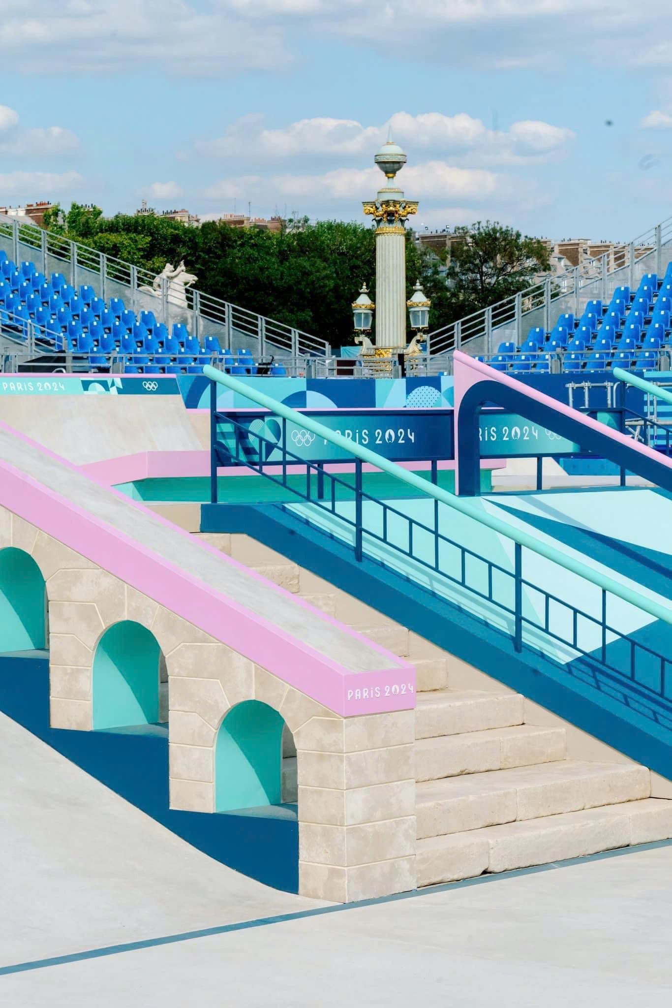 Hàng ghế khán đài với các màu pastel hứa hẹn sẽ thu hút khán giả nán lại check-in. Hàng ghế khán đài với các màu pastel hứa hẹn sẽ thu hút khán giả nán lại check-in.