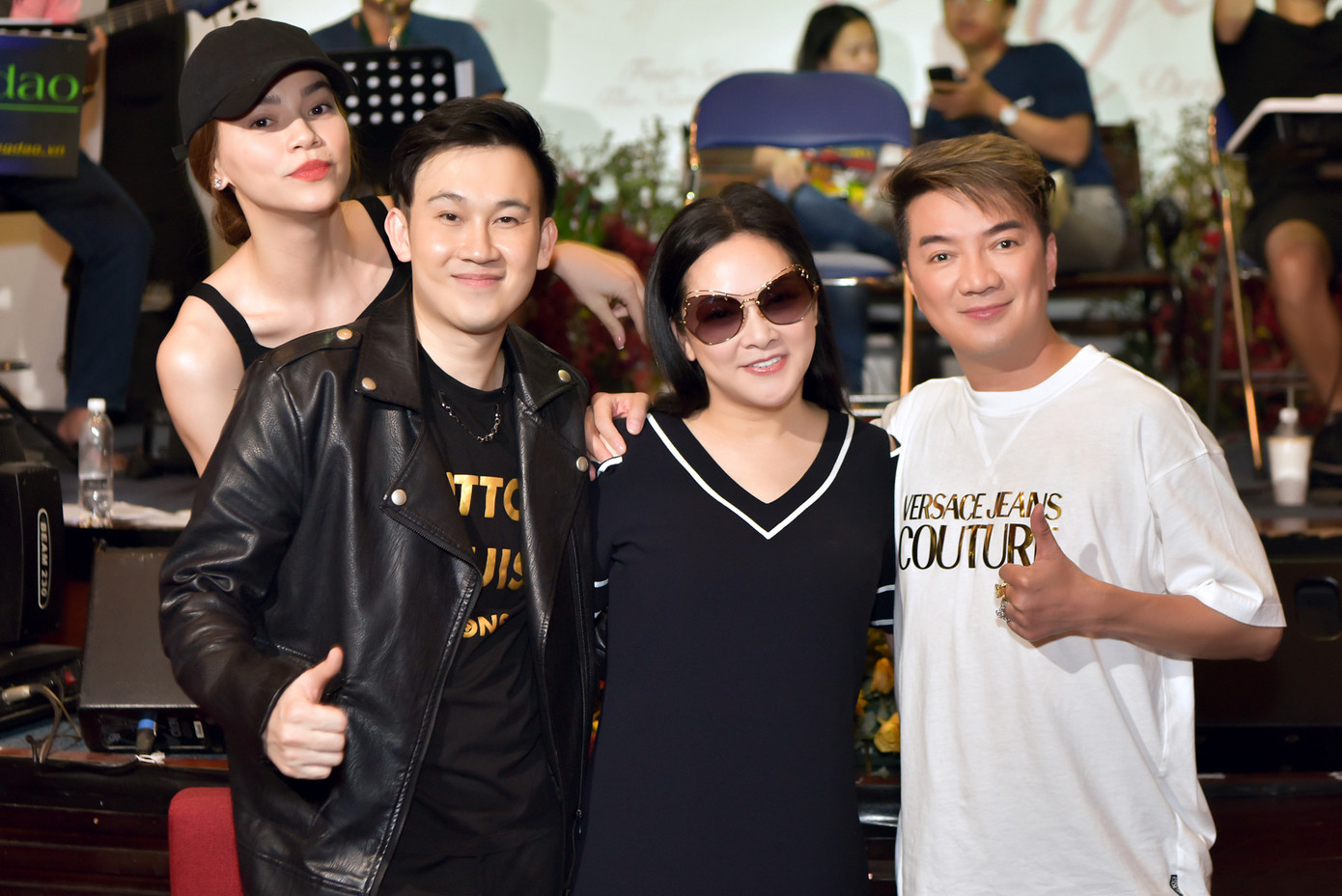 Không chỉ Lệ Quyên mà Hồ Ngọc Hà cũng là đồng nghiệp thân thiết của Dương Triệu Vũ. Không chỉ Lệ Quyên mà Hồ Ngọc Hà cũng là đồng nghiệp thân thiết của Dương Triệu Vũ.