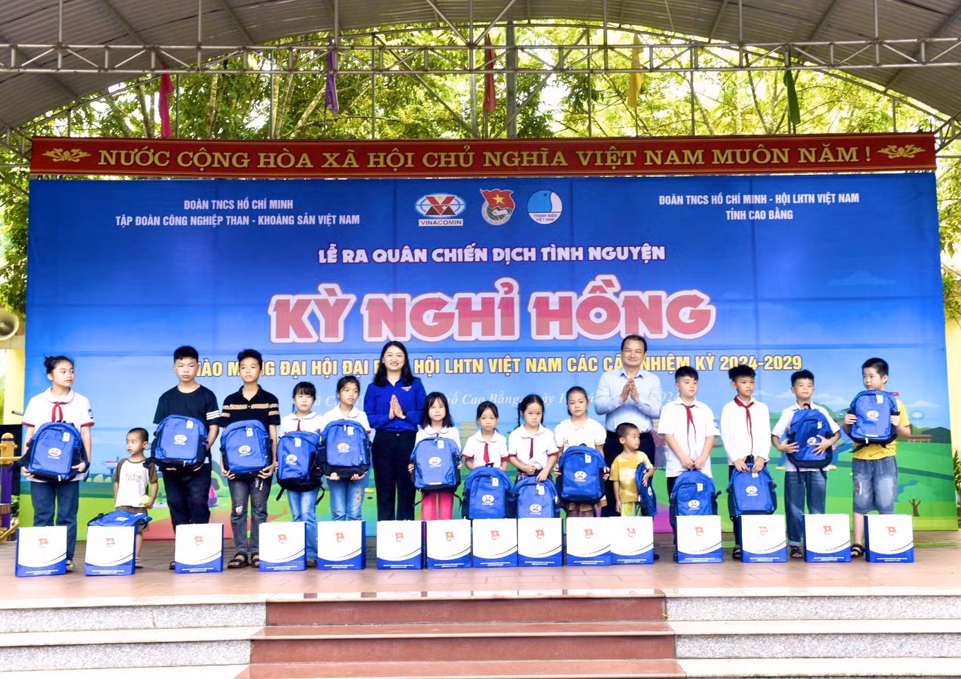 Chiến dịch tình nguyện Kỳ nghỉ hồng trao tặng quà cho các em học sinh ở Xã Chu Trinh, thành phố Cao Bằng. Ảnh: Tỉnh Đoàn Thanh niên Cao Bằng.