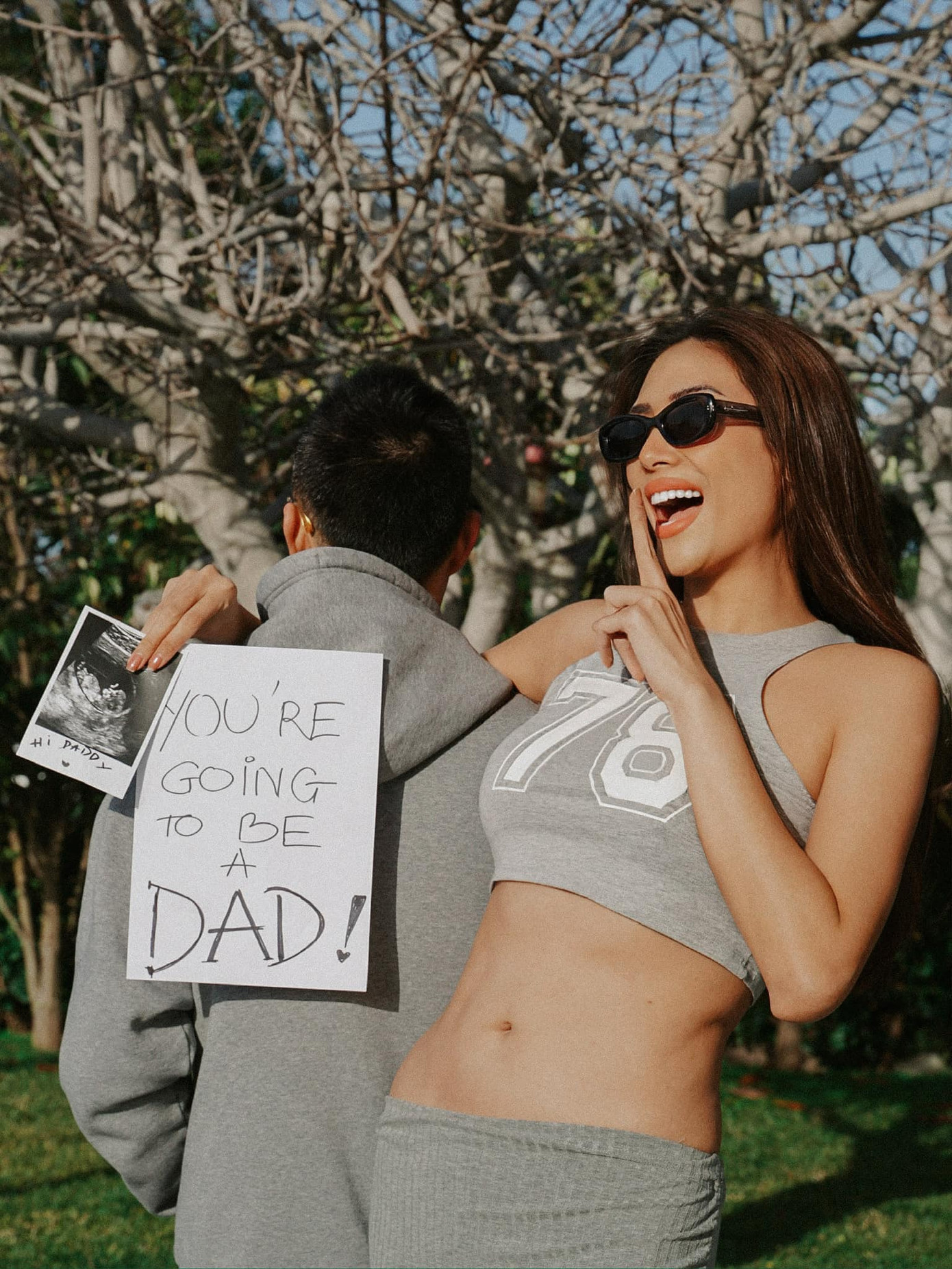 Võ Hoàng Yến hạnh phúc báo tin vui cho chồng mới cưới. Võ Hoàng Yến hạnh phúc báo tin vui cho chồng mới cưới.