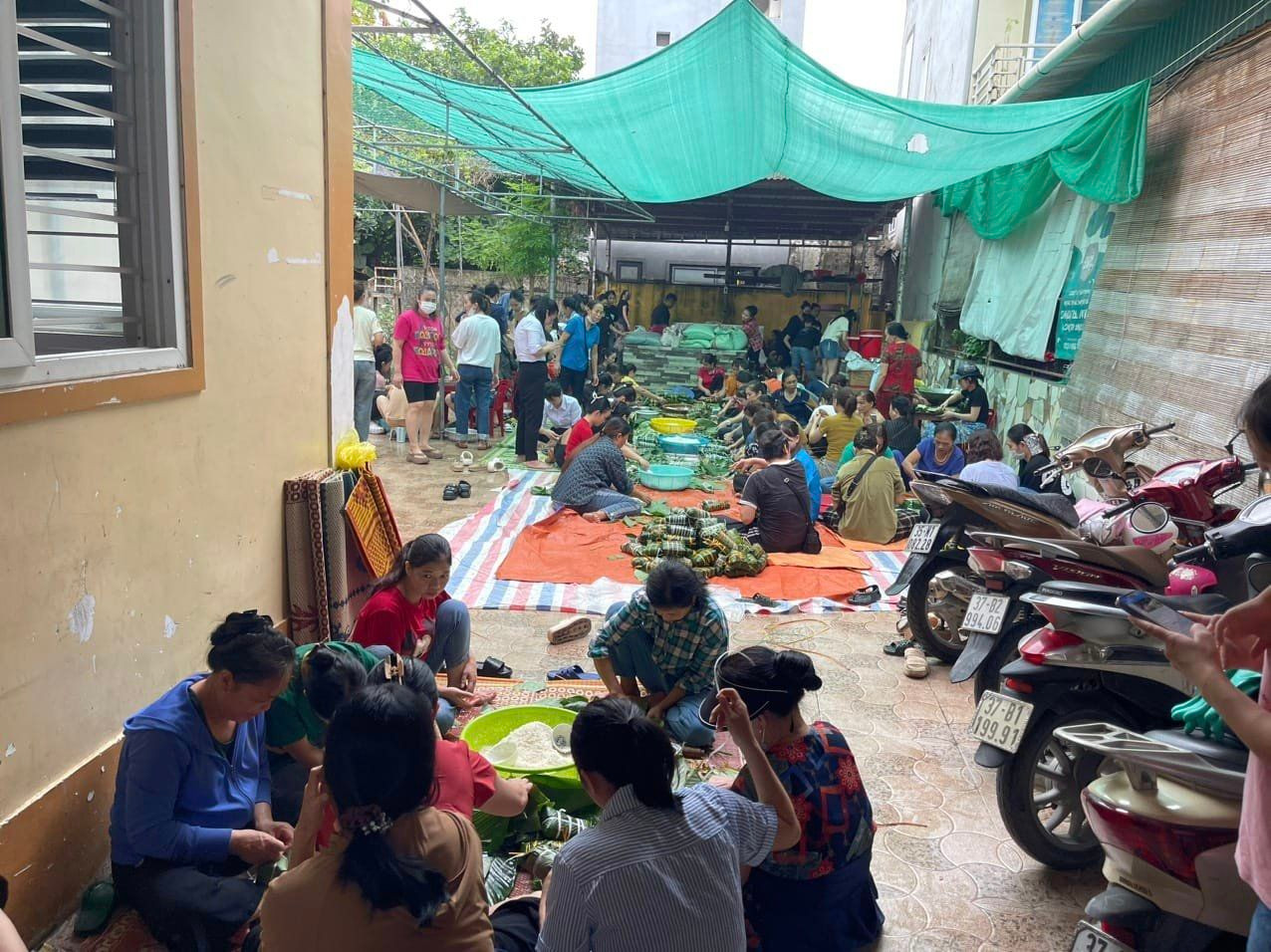 Bà con Nghệ An cùng nhau gói bánh. Ảnh: Fanpage Mặt trận Nghệ An Bà con Nghệ An cùng nhau gói bánh. Ảnh: Fanpage Mặt trận Nghệ An