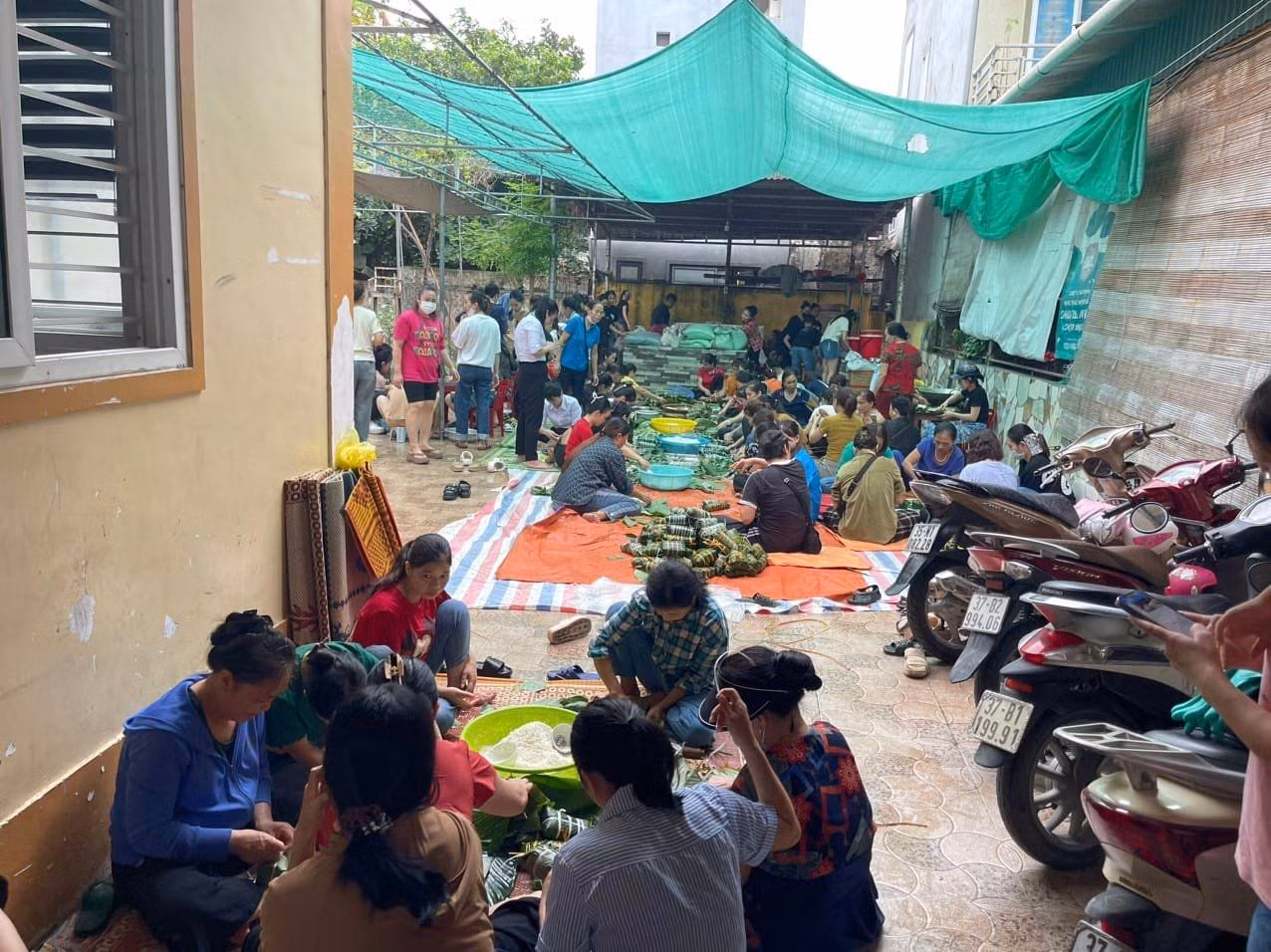 Bà con Nghệ An cùng nhau gói bánh. Ảnh: Fanpage Mặt trận Nghệ An