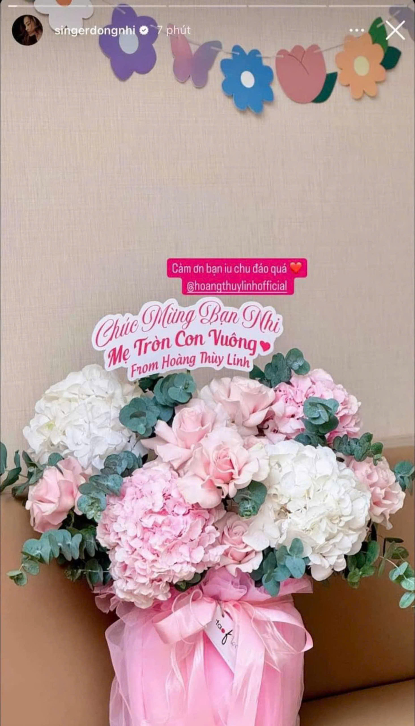 Dù không xuất hiện, nhưng đây là lần đầu Hoàng Thùy Linh được bạn bè nhắc tên sau khi rộ lên tin đồn vừa sinh đôi. Dù không xuất hiện, nhưng đây là lần đầu Hoàng Thùy Linh được bạn bè nhắc tên sau khi rộ lên tin đồn vừa sinh đôi.