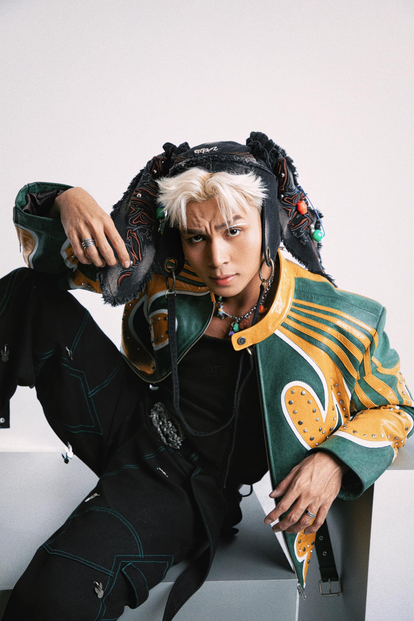 Chiếc áo khoác được làm thủ công, sử dụng chất liệu da thật. Chiếc áo khoác được làm thủ công, sử dụng chất liệu da thật.