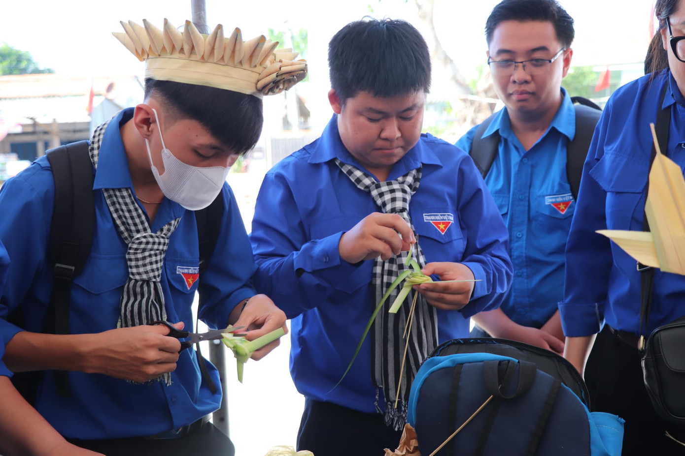 Sự khéo tay của các chiến sĩ được thể hiện qua cuộc thi thắt lá dừa nước, một nét văn hóa đậm đà bản sắc của xứ dừa Bến Tre. Ảnh: Tuổi Trẻ Bến Tre Sự khéo tay của các chiến sĩ được thể hiện qua cuộc thi thắt lá dừa nước, một nét văn hóa đậm đà bản sắc của xứ dừa Bến Tre. Ảnh: Tuổi Trẻ Bến Tre