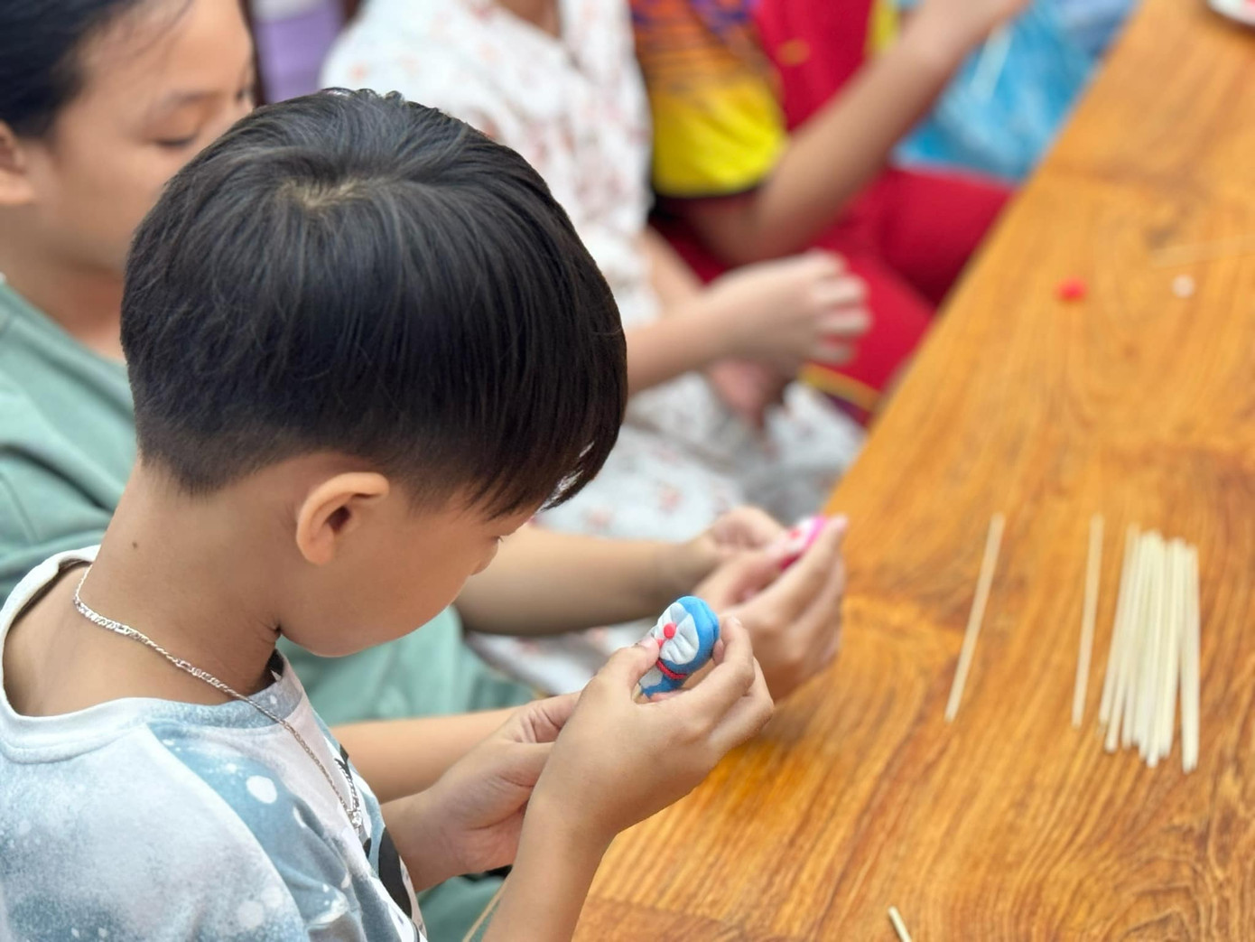 Tò he là đồ chơi dân gian thuần chất thôn quê đã đi vào đời sống tinh thần của biết bao thế hệ người dân Việt Nam. Từ bàn tay khéo léo và tâm huyết, những người nặn tò he đã “biến” thứ bột nặn thành những sản phẩm nghệ thuật đầy sáng tạo, đa sắc màu. Ảnh: Tuổi Trẻ Bến Thành - Ben Thanh Youth Tò he là đồ chơi dân gian thuần chất thôn quê đã đi vào đời sống tinh thần của biết bao thế hệ người dân Việt Nam. Từ bàn tay khéo léo và tâm huyết, những người nặn tò he đã “biến” thứ bột nặn thành những sản phẩm nghệ thuật đầy sáng tạo, đa sắc màu. Ảnh: Tuổi Trẻ Bến Thành - Ben Thanh Youth