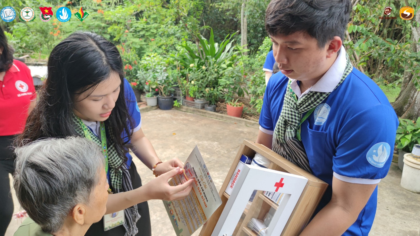 Ảnh: Blouse trắng tình nguyện Đại học Y Dược TP. Hồ Chí Minh Ảnh: Blouse trắng tình nguyện Đại học Y Dược TP. Hồ Chí Minh