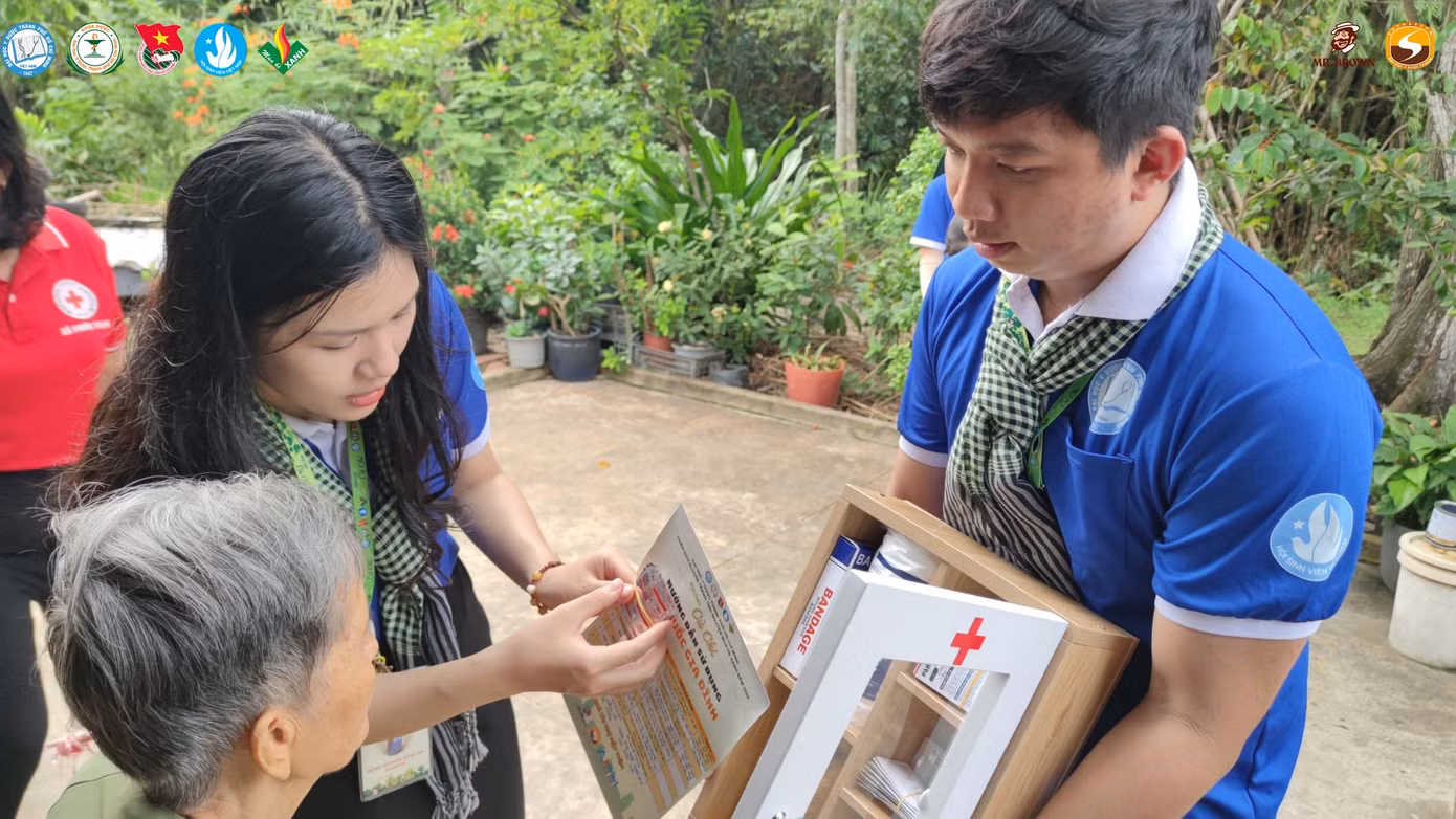 Ảnh: Blouse trắng tình nguyện Đại học Y Dược TP. Hồ Chí Minh Ảnh: Blouse trắng tình nguyện Đại học Y Dược TP. Hồ Chí Minh