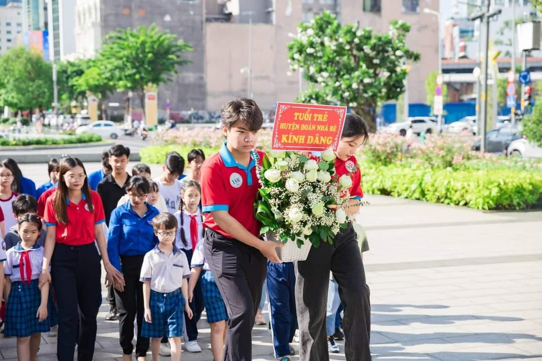 Hoạt động bày tỏ lòng biết ơn của thế hệ trẻ dành cho vị Lãnh tụ vĩ đại của dân tộc Việt Nam. Ảnh: Đoàn Cơ Sở. Hoạt động bày tỏ lòng biết ơn của thế hệ trẻ dành cho vị Lãnh tụ vĩ đại của dân tộc Việt Nam. Ảnh: Đoàn Cơ Sở.