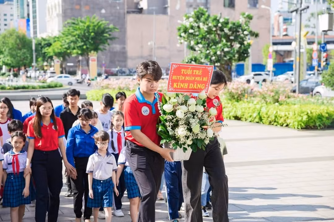 Hoạt động bày tỏ lòng biết ơn của thế hệ trẻ dành cho vị Lãnh tụ vĩ đại của dân tộc Việt Nam. Ảnh: Đoàn Cơ Sở.
