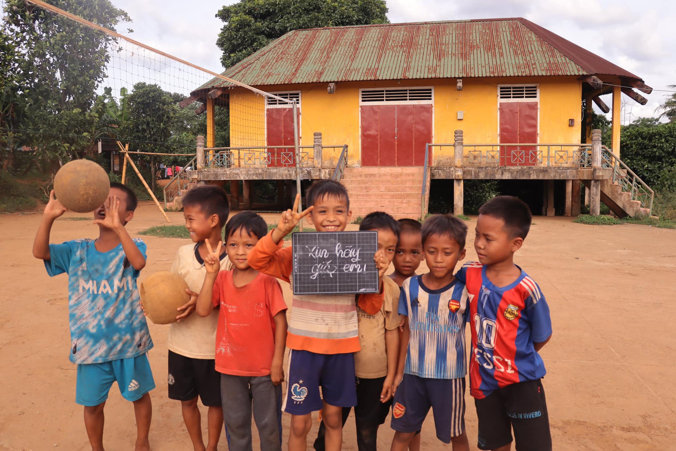 Khoảnh khắc "tiếp thêm sức mạnh" được nhóm ghi lại tại điểm trường Cheng (Tân Liên, Hướng Hoá), nơi có đến 77 em nhỏ có hoàn cảnh khó khăn. Khoảnh khắc "tiếp thêm sức mạnh" được nhóm ghi lại tại điểm trường Cheng (Tân Liên, Hướng Hoá), nơi có đến 77 em nhỏ có hoàn cảnh khó khăn.