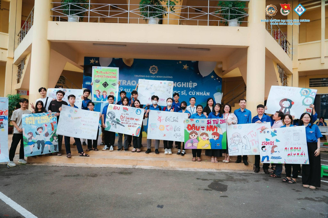 Các bạn sinh viên Khoa Luật đã tích cực tham gia chương trình Vẽ tranh cổ động với bài dự thi "Tự tin thi tốt". Ảnh: Tuổi trẻ Bình Dương Các bạn sinh viên Khoa Luật đã tích cực tham gia chương trình Vẽ tranh cổ động với bài dự thi "Tự tin thi tốt". Ảnh: Tuổi trẻ Bình Dương