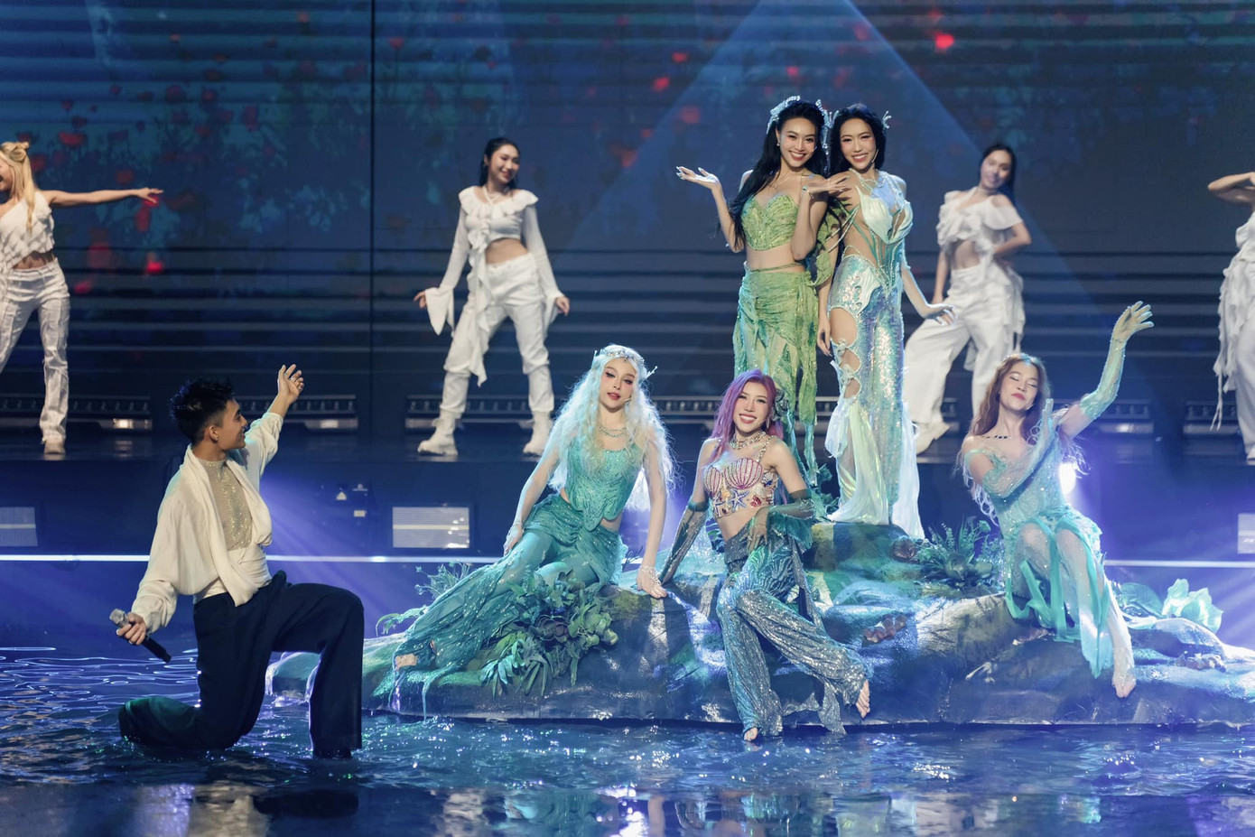 Không chỉ hát, nhảy, bùng nổ visual cho bản thân, Lan Ngọc còn đảm nhận vị trí đạo diễn hình ảnh cho các tiết mục của team.