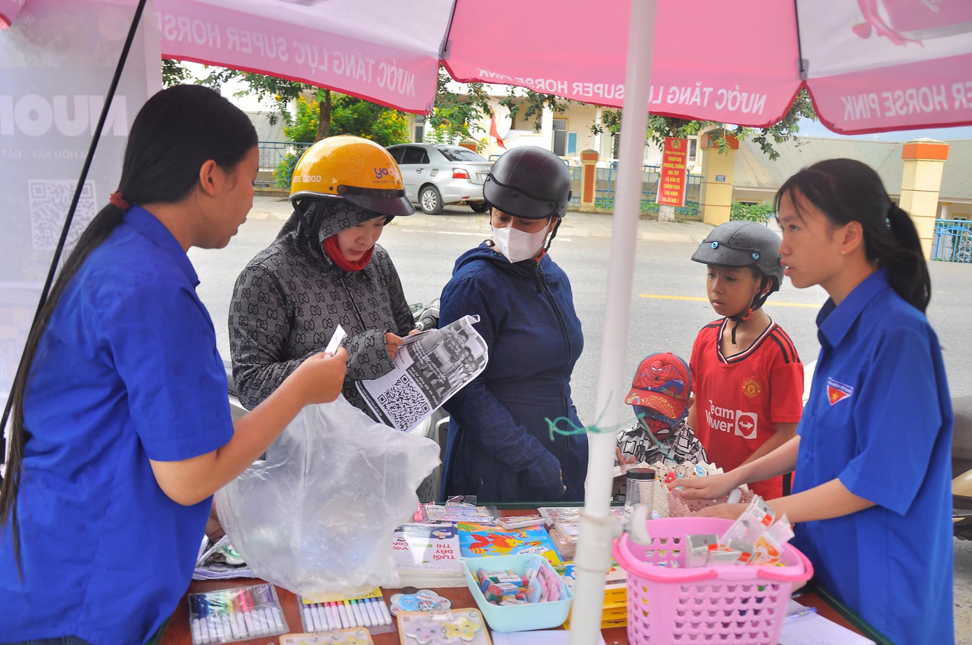 Dẫu trời nắng gắt hay lúc mưa bay, các tình nguyện viên vẫn luôn cố gắng hết mình và đáp lại những cố gắng đó là sự ủng hộ nhiệt tình đến từ nhiều người dân địa phương, người đi đường. Dẫu trời nắng gắt hay lúc mưa bay, các tình nguyện viên vẫn luôn cố gắng hết mình và đáp lại những cố gắng đó là sự ủng hộ nhiệt tình đến từ nhiều người dân địa phương, người đi đường.