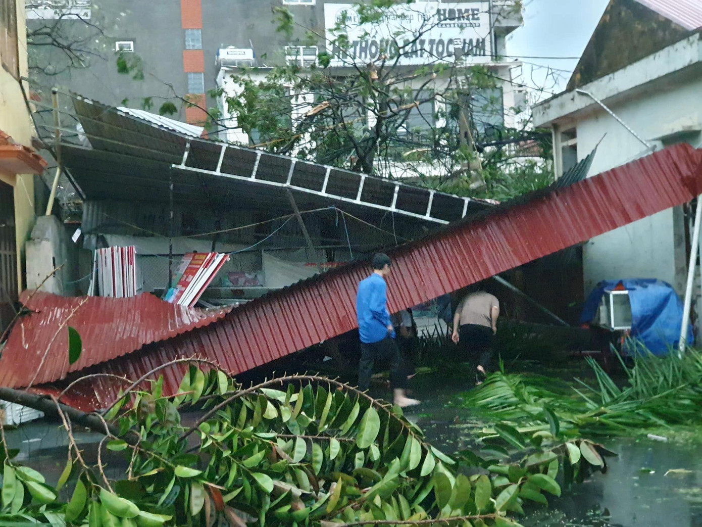 Nhiều nhà lợp mái tôn bị gió bão cuốn tốc mái. Các tấm tôn bay xuống đường gây cản trở và nguy hiểm cho người đi đường. Ảnh: Thành đoàn Hải Phòng