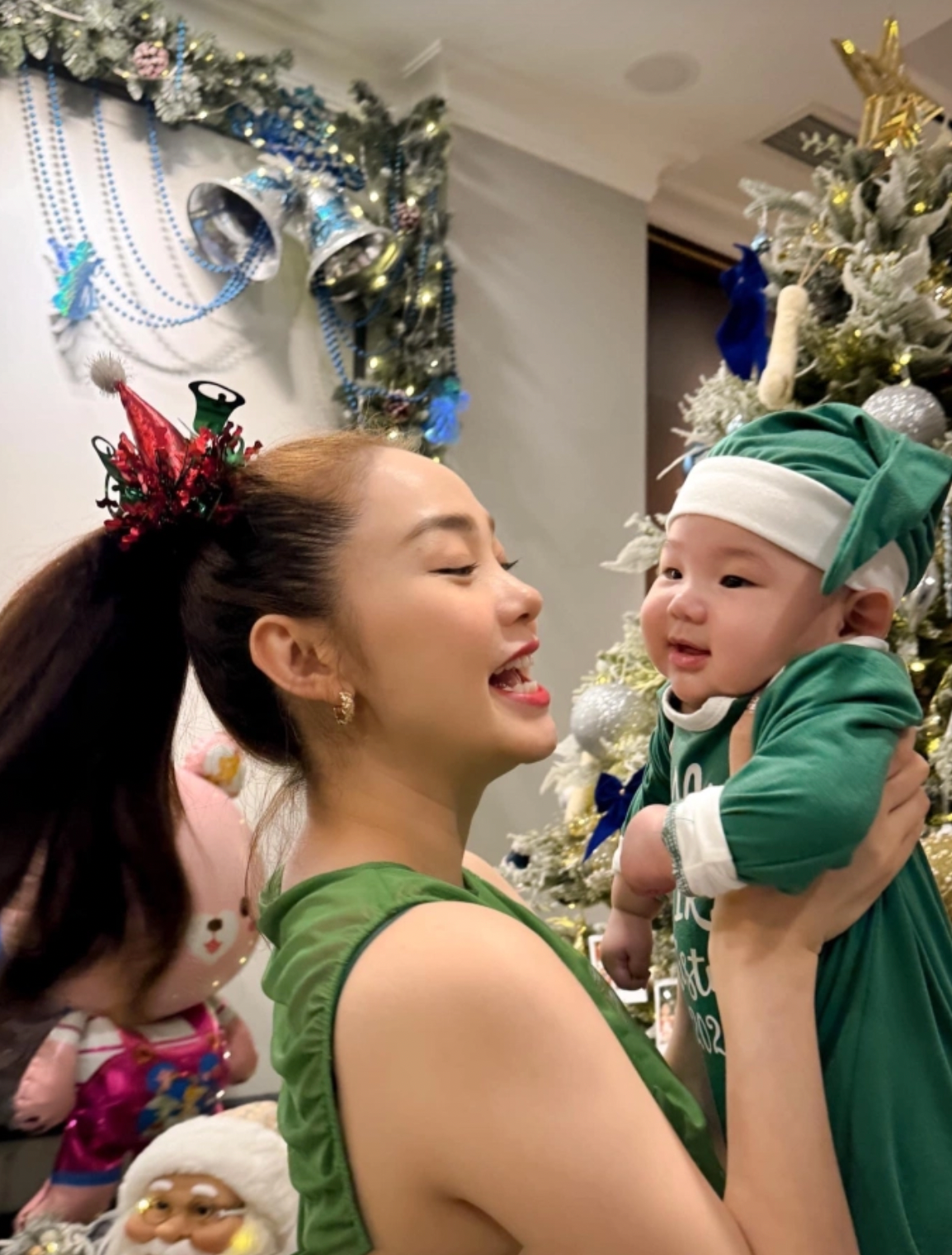 Nhóc tì diện trang phục đậm chất Noel. Nhóc tì diện trang phục đậm chất Noel.