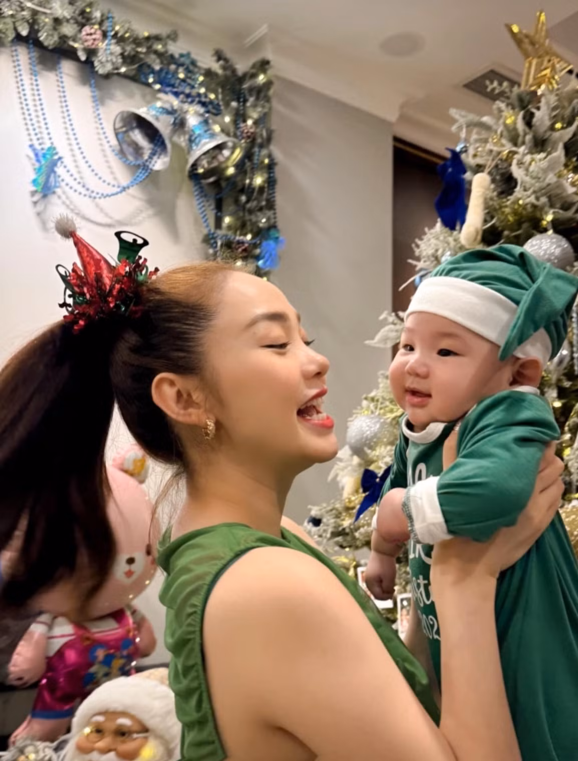 Nhóc tì diện trang phục đậm chất Noel.