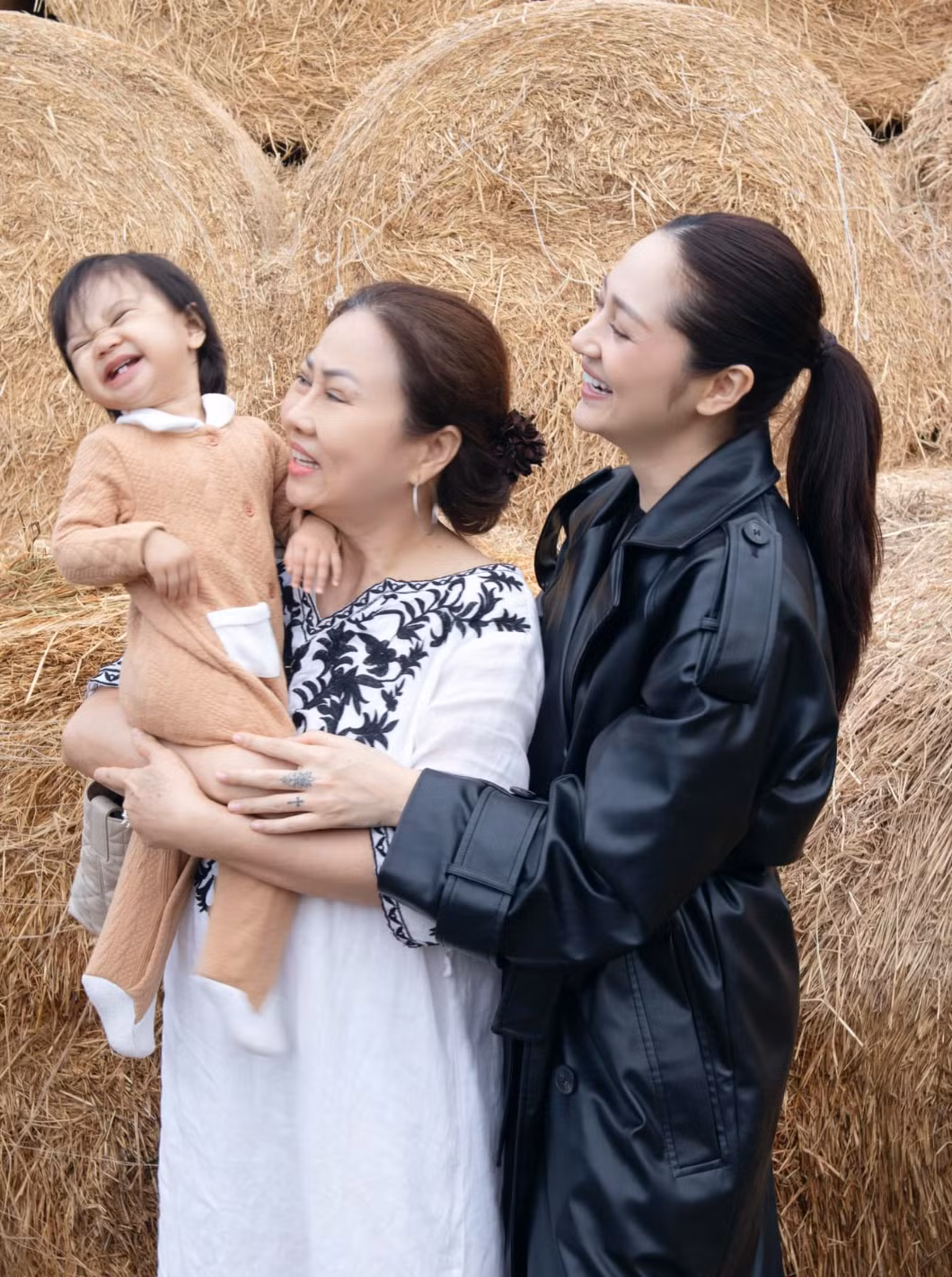 Misumi cùng mẹ và bà ngoại.