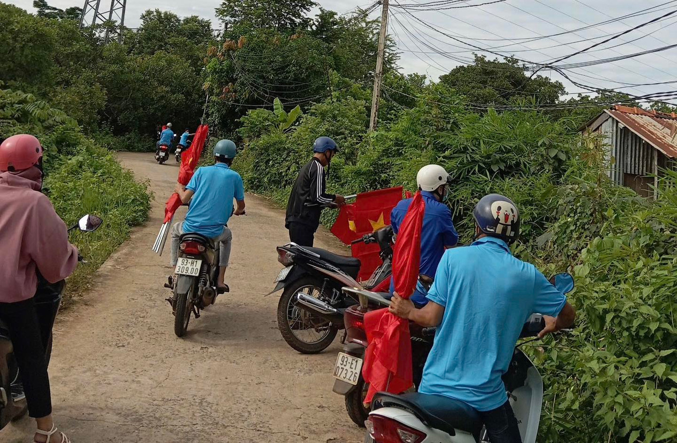 Đoàn viên thanh niên chia thành các nhóm nhỏ để di chuyển đến từng ấp sóc, tiến hành treo cờ trang trọng tại các cột cờ ngoài đường, cổng và những nơi công cộng. Ảnh: Đoàn Thanh Niên - Hội LHTN xã Thanh Lương. Đoàn viên thanh niên chia thành các nhóm nhỏ để di chuyển đến từng ấp sóc, tiến hành treo cờ trang trọng tại các cột cờ ngoài đường, cổng và những nơi công cộng. Ảnh: Đoàn Thanh Niên - Hội LHTN xã Thanh Lương.