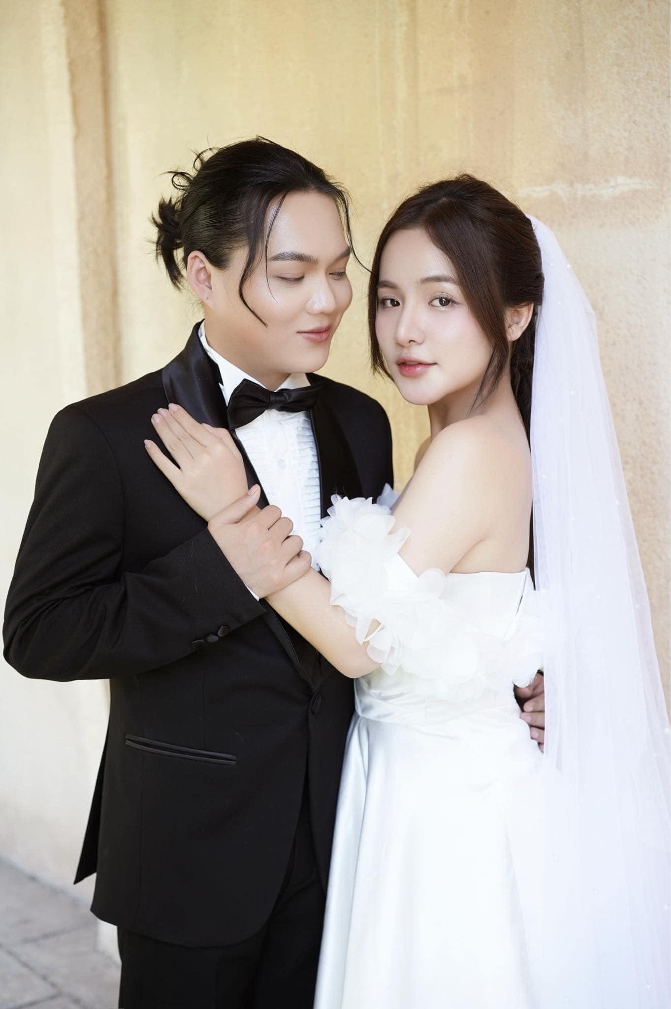 Chú rể Phạm Thoại tung bộ ảnh cưới lãng mạn bên cô dâu Khánh Vân.