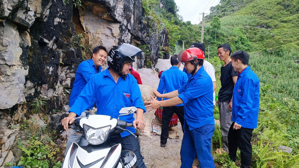 Đoàn viên thanh niên hỗ trợ vận chuyển vật liệu trên sườn dốc núi. Ảnh: Huyện đoàn Mèo Vạc Đoàn viên thanh niên hỗ trợ vận chuyển vật liệu trên sườn dốc núi. Ảnh: Huyện đoàn Mèo Vạc