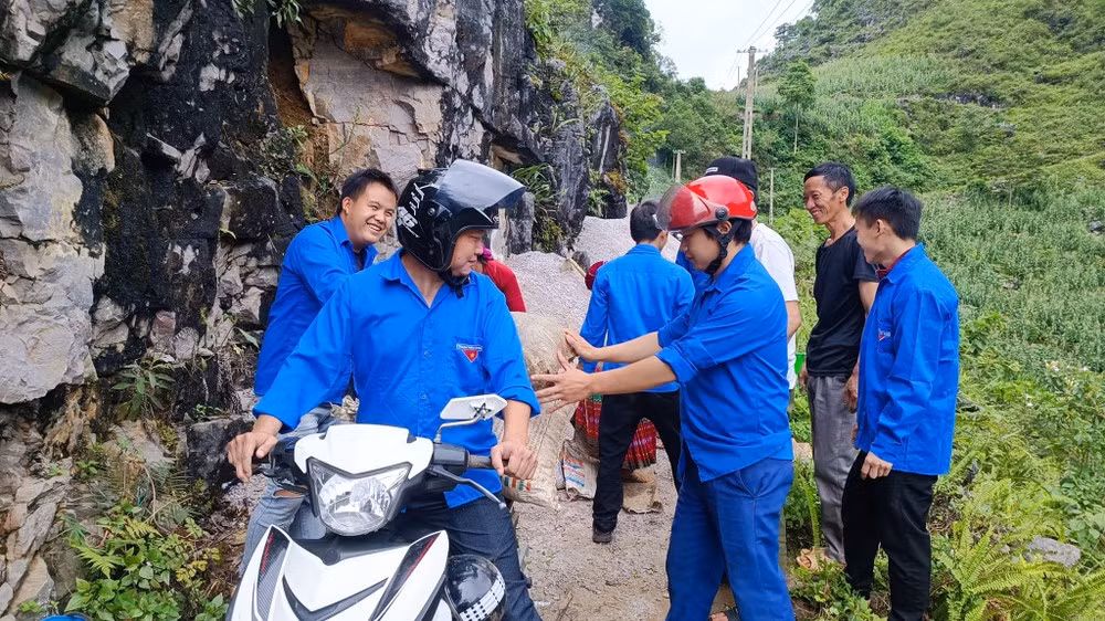 Đoàn viên thanh niên hỗ trợ vận chuyển vật liệu trên sườn dốc núi. Ảnh: Huyện đoàn Mèo Vạc