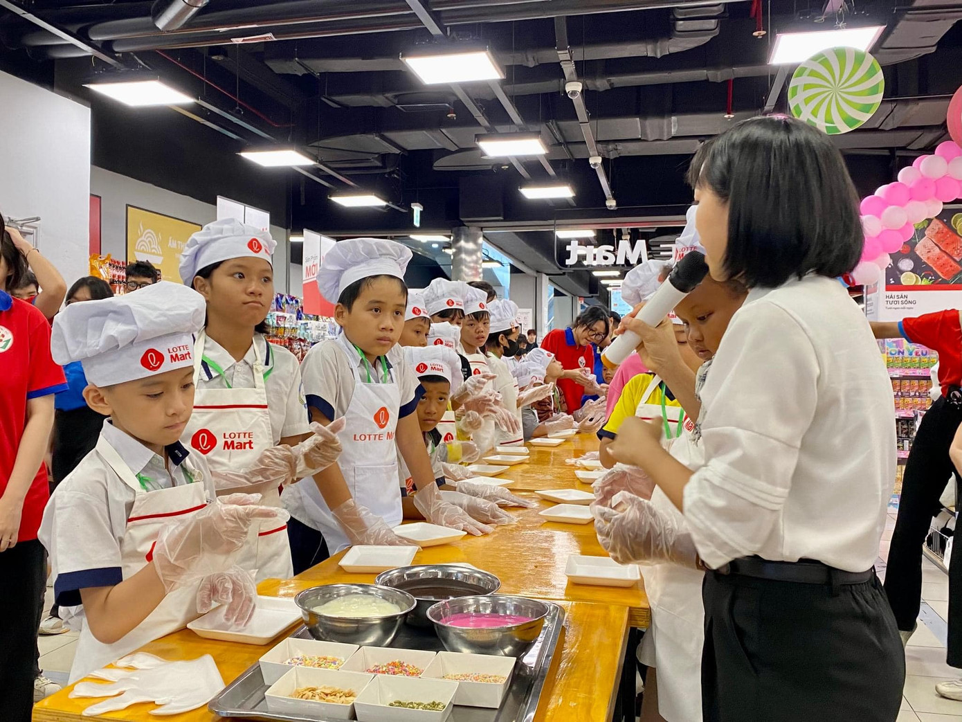 Các bạn nhỏ tham gia trải nghiệm làm đầu bếp tại siêu thị Lotte mart. Ảnh: Đoàn Trường THPT Trường Chinh Quận 12. Các bạn nhỏ tham gia trải nghiệm làm đầu bếp tại siêu thị Lotte mart. Ảnh: Đoàn Trường THPT Trường Chinh Quận 12.