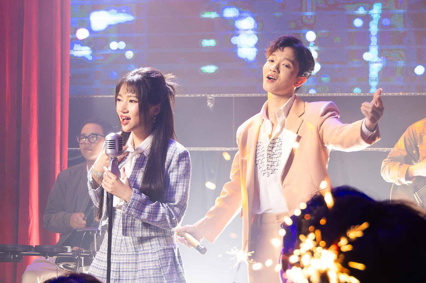 Đôi bạn "Ong - Thỏ" nhiệt tình tương tác nhau trên mạng xã hội.