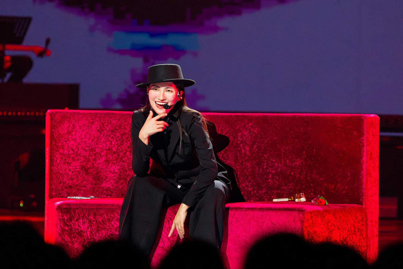 Nguyên Hà xuất hiện với tạo hình hoàn toàn khác so với tính cách thường ngày của cô. Nguyên Hà xuất hiện với tạo hình hoàn toàn khác so với tính cách thường ngày của cô.