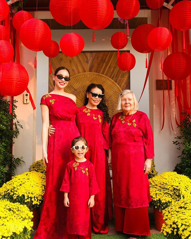 Ba thế hệ của gia đình Hồ Ngọc Hà rạng ngời trong trang phục áo dài đỏ.