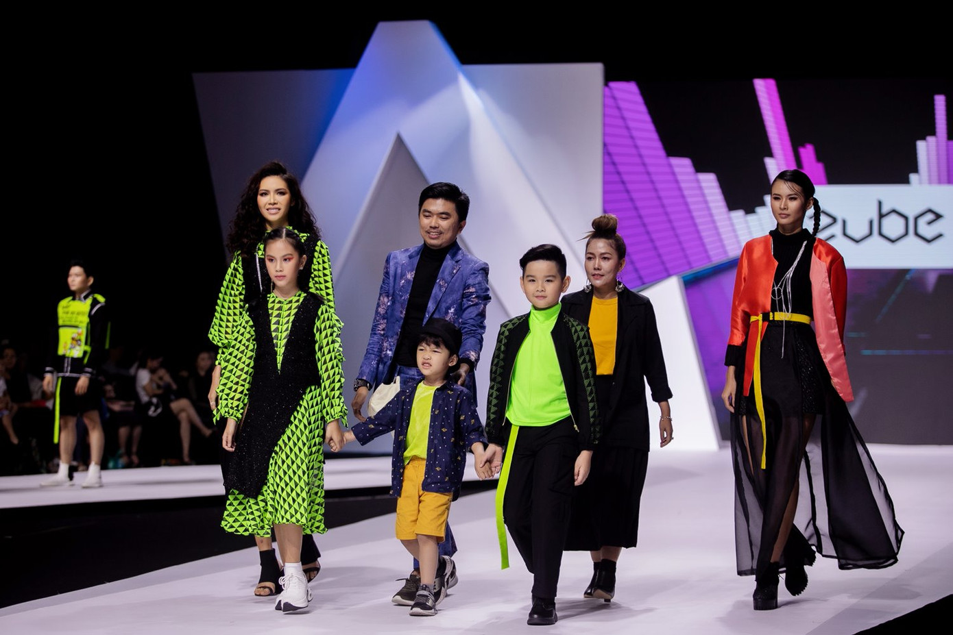 Hai chân dài làng mẫu tái hợp "càn quét" sàn runway quốc tế.