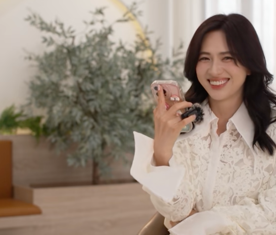 Phương Anh Đào lựa chọn &quot;người thân&quot; Tuấn Trần để hỏi về khuyết điểm.