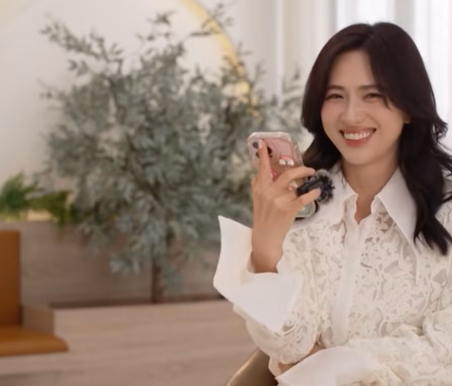 Phương Anh Đào lựa chọn "người thân" Tuấn Trần để hỏi về khuyết điểm.