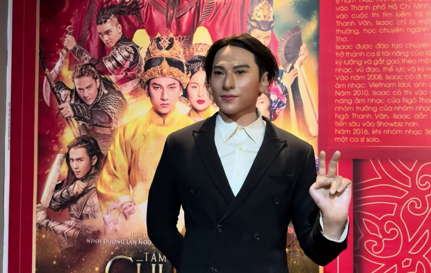 Issac bay sạch vẻ đẹp trai vì nét mặt trông có phần già nua, mái tóc xuề xòa. Issac bay sạch vẻ đẹp trai vì nét mặt trông có phần già nua, mái tóc xuề xòa.