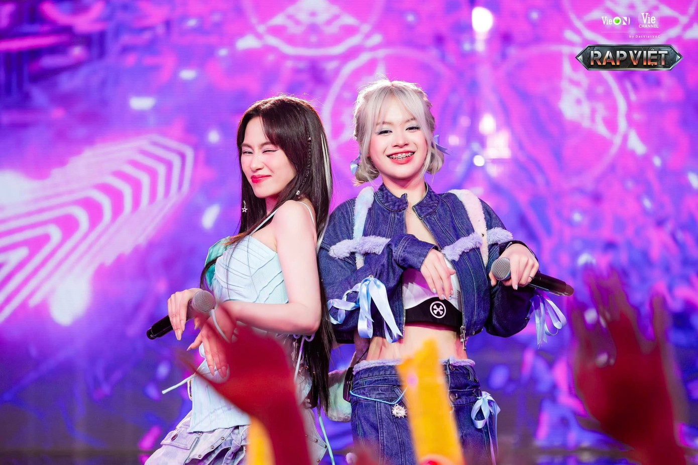 Lương Bích Hữu và Young Puppy mở đầu chương trình với tiết mục Em Yêu Puppy, nhận về 3 chọn từ dàn HLV. Lương Bích Hữu và Young Puppy mở đầu chương trình với tiết mục Em Yêu Puppy, nhận về 3 chọn từ dàn HLV.