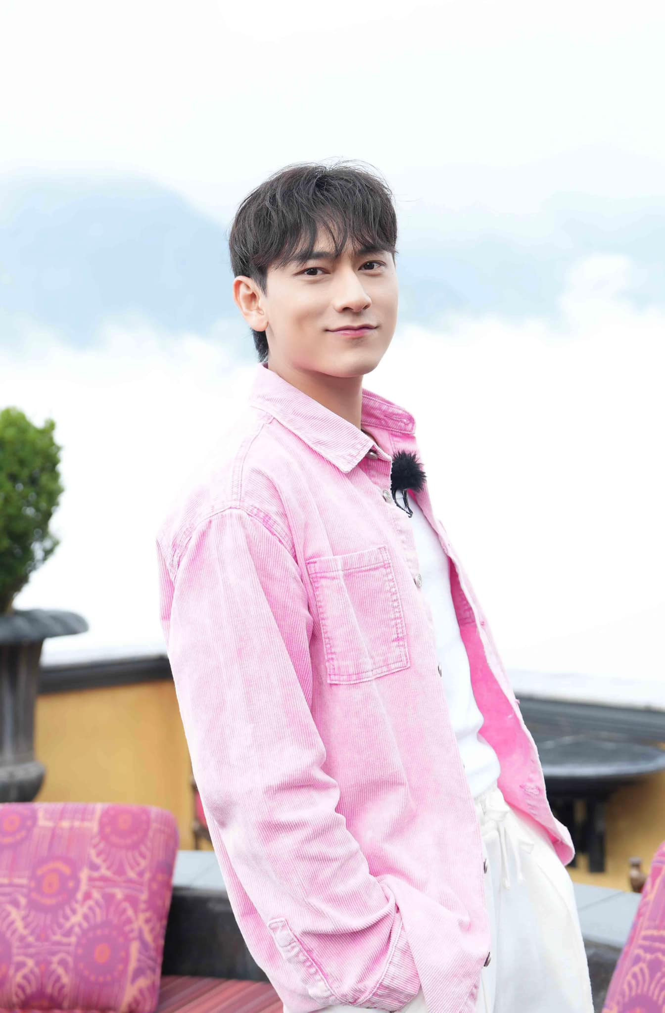 Debut trong vai trò ca sĩ song Issac vẫn lấn sân sang diễn viên và đạt một số giải thưởng tại Làn Sóng Xanh, Giải Mai Vàng, Cánh Diều Vàng,... Debut trong vai trò ca sĩ song Issac vẫn lấn sân sang diễn viên và đạt một số giải thưởng tại Làn Sóng Xanh, Giải Mai Vàng, Cánh Diều Vàng,...