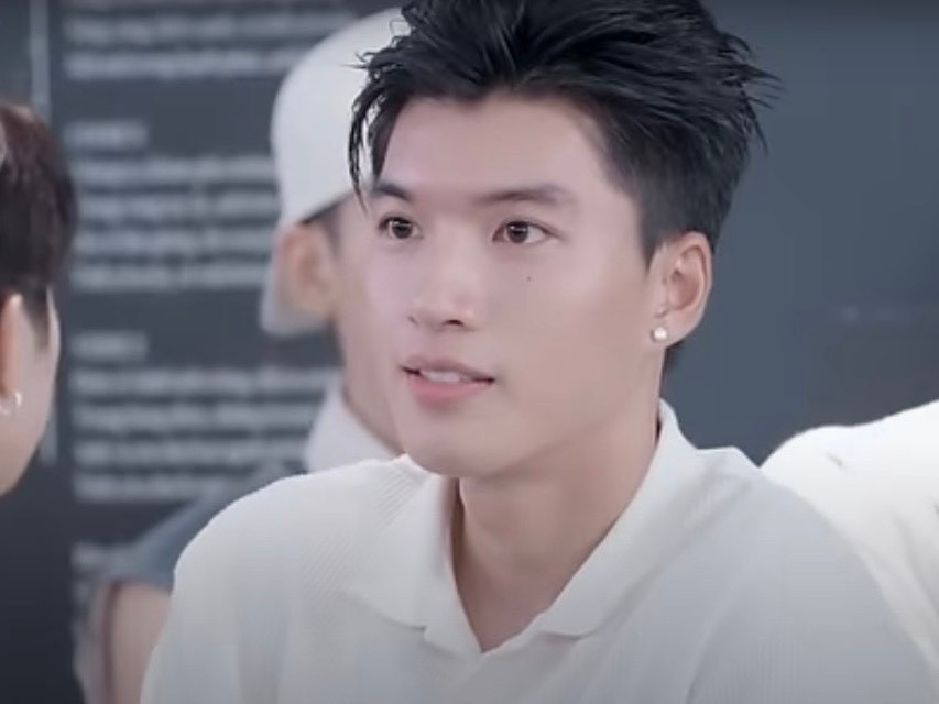 HIEUTHUHAI chia sẻ: “Tự nhiên mình vướng vô chức đội trưởng, thành ra một trách nhiệm to đùng trên đầu, làm cho mình phải moi tính hơn thua của mình ra”. HIEUTHUHAI chia sẻ: “Tự nhiên mình vướng vô chức đội trưởng, thành ra một trách nhiệm to đùng trên đầu, làm cho mình phải moi tính hơn thua của mình ra”.