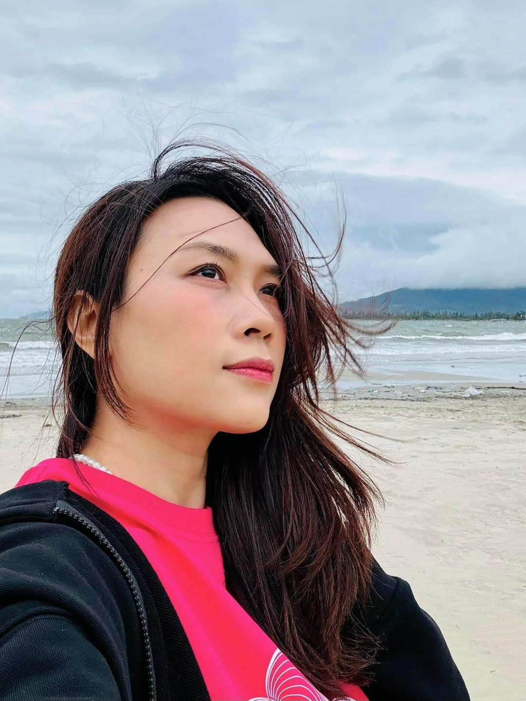 Mỹ Tâm một mình chill bên bãi biển.