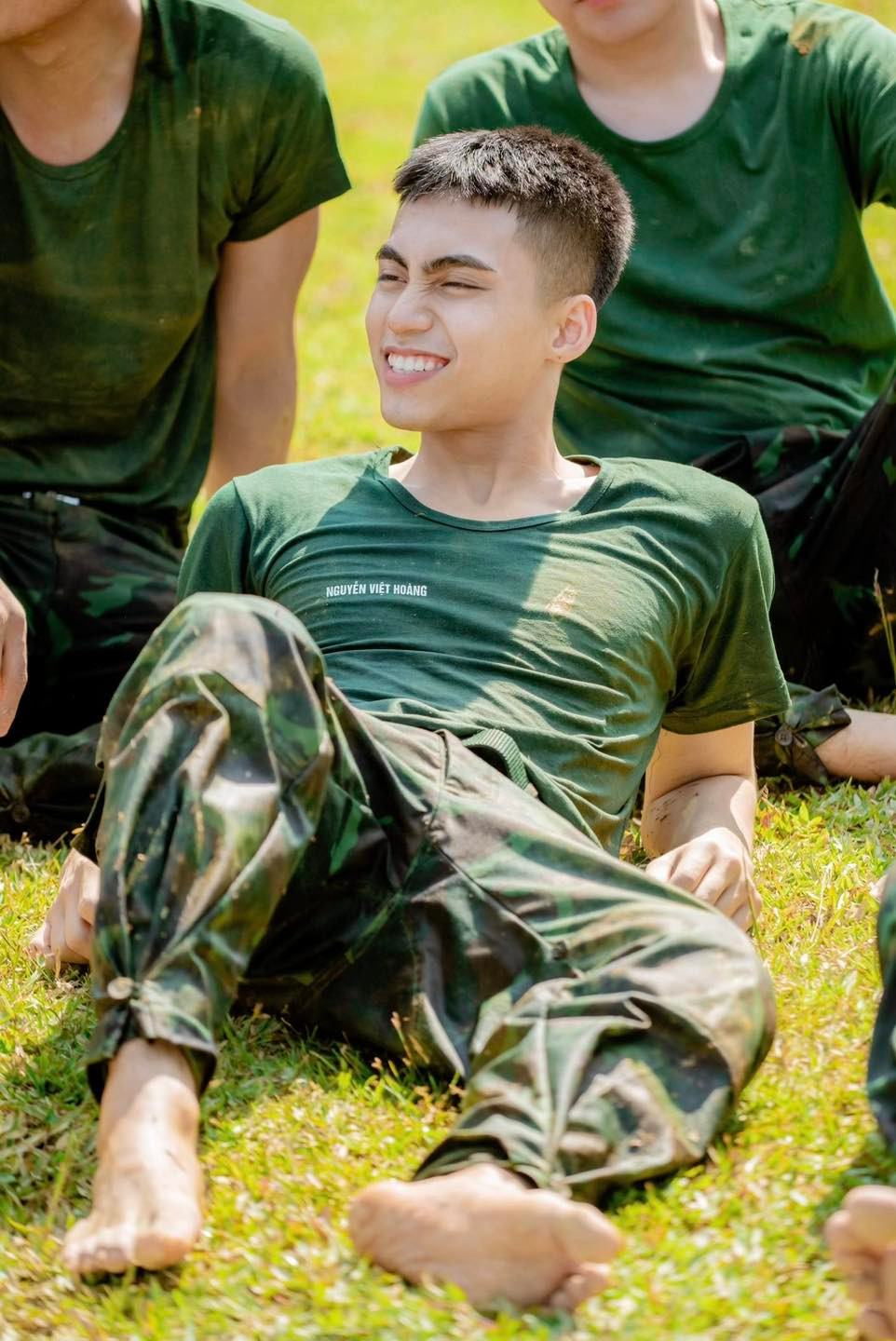 Độ "lầy lội" và "vô tri" của MONO đôi lúc còn khiến cả đội chỉ biết bất lực cười trừ. Độ "lầy lội" và "vô tri" của MONO đôi lúc còn khiến cả đội chỉ biết bất lực cười trừ.