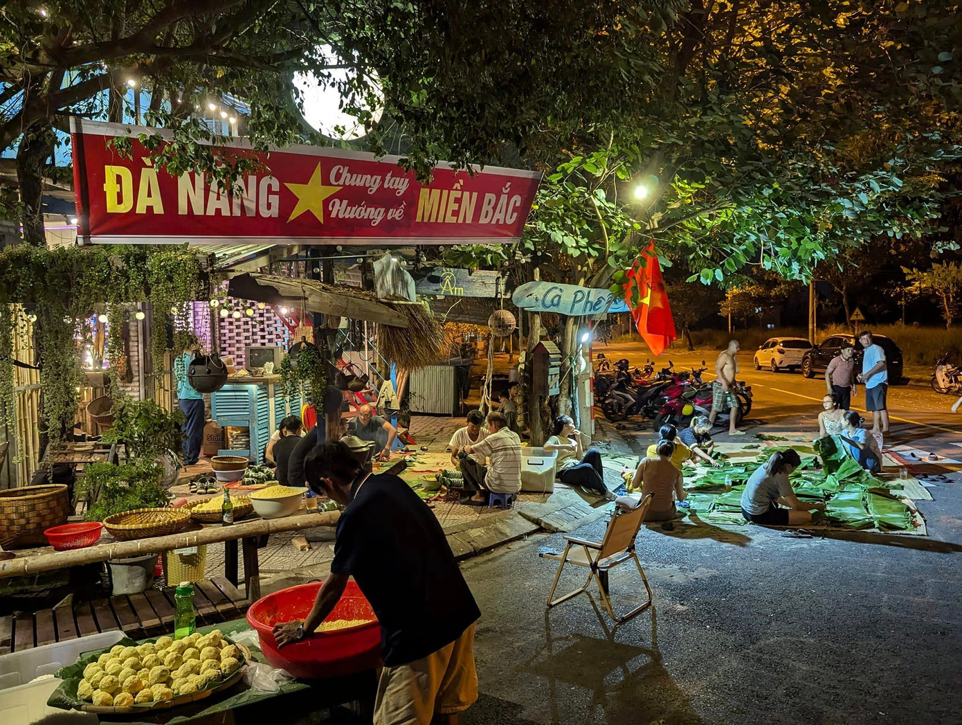 Người dân TP. Đà Nẵng cùng tập hợp lại để gói bánh gửi tặng đồng bào vùng lũ, lụt. Ảnh: Facebook Bảo Lee Người dân TP. Đà Nẵng cùng tập hợp lại để gói bánh gửi tặng đồng bào vùng lũ, lụt. Ảnh: Facebook Bảo Lee