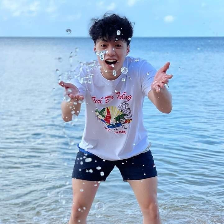 "Út Khờ" Negav diện chiếc áo khiến cộng đồng mạng hoang mang về tên nhóm. "Út Khờ" Negav diện chiếc áo khiến cộng đồng mạng hoang mang về tên nhóm.