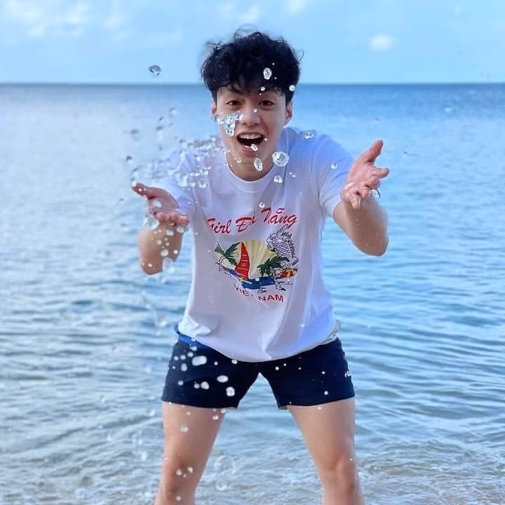 "Út Khờ" Negav diện chiếc áo khiến cộng đồng mạng hoang mang về tên nhóm.
