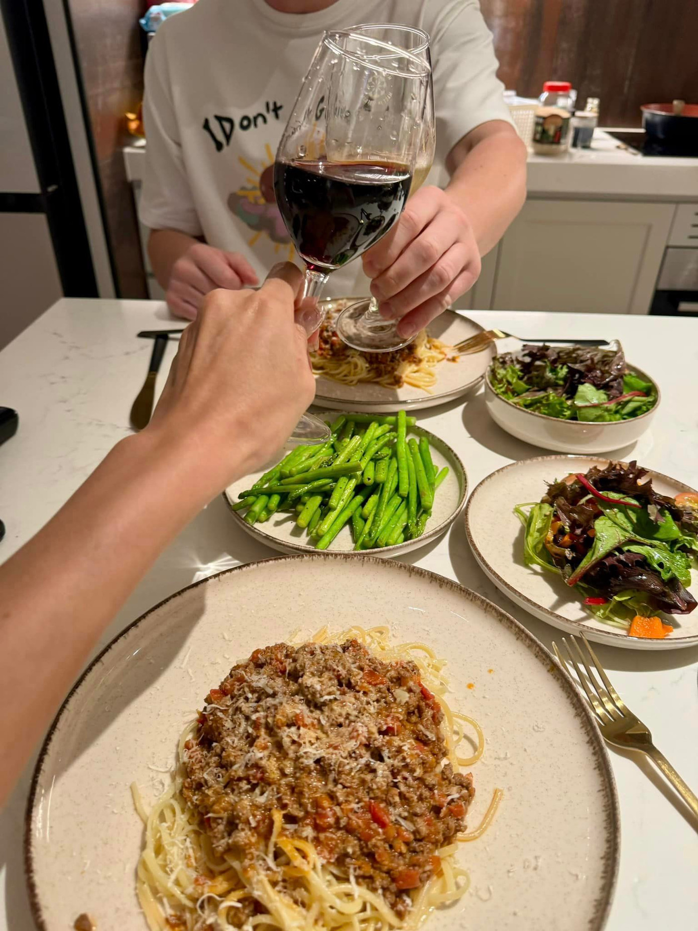 Siêu mẫu còn ra dáng người phụ nữ của gia đình khi tự tay vào bếp nấu ăn cho chồng. Siêu mẫu còn ra dáng người phụ nữ của gia đình khi tự tay vào bếp nấu ăn cho chồng.