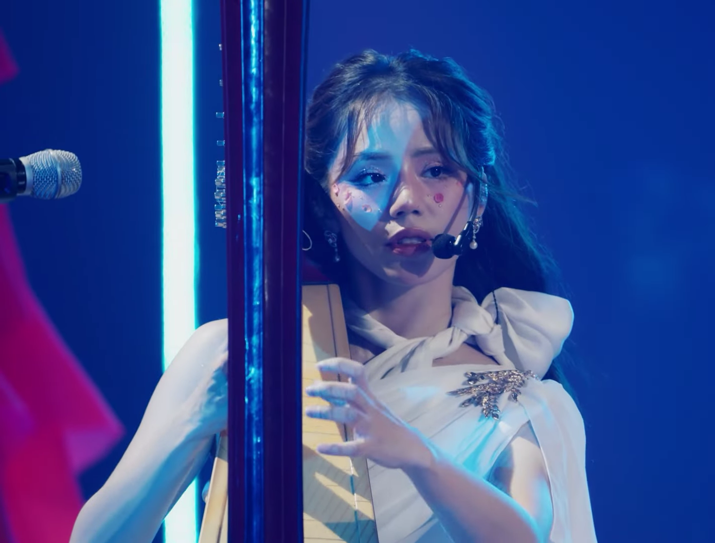 Hương Ly "cân" 3 loại nhạc cụ trong tiết mục Mây Và Gió.