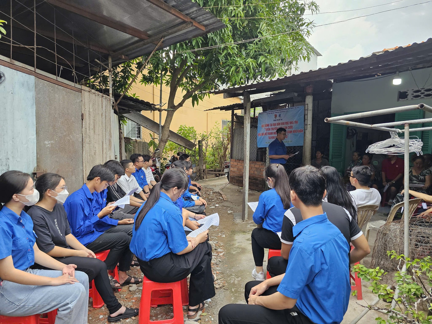 Với chủ đề “Đẩy mạnh toàn diện việc chuyển đổi số, tạo đột phá trong phát triển du lịch”, các đoàn viên thanh niên tích cực tham gia công tác truyền thông, phổ biến pháp luật về Căn cước, định danh và xác thực điện tử tại địa phương. Ảnh: Đoàn Thanh Niên Phường 1 Thành phố Mỹ Tho