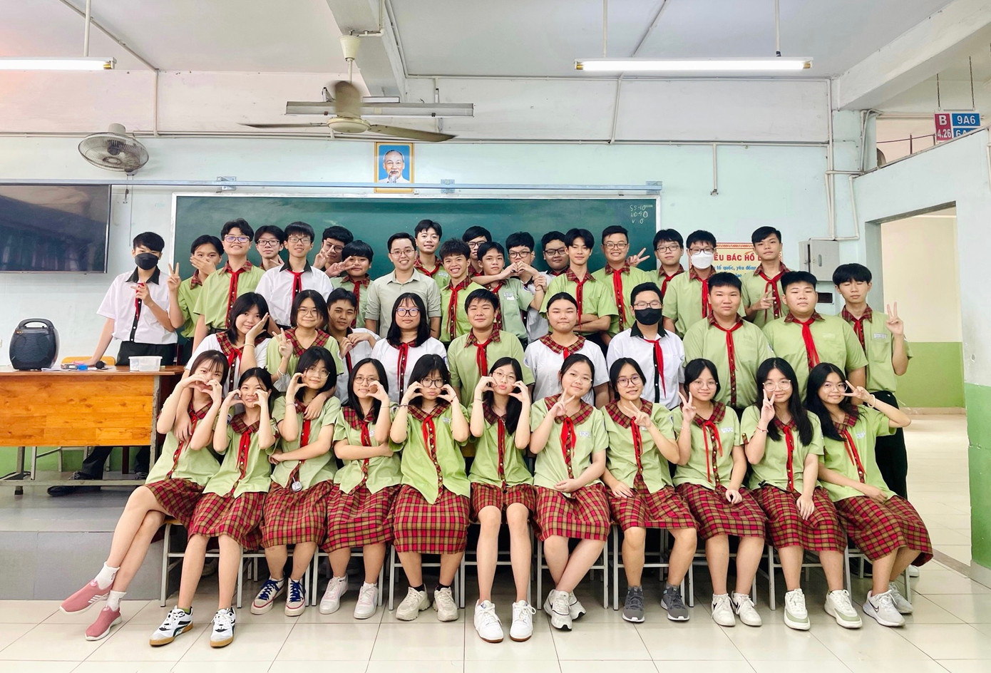 "Đề thi có phần dẫn nhập giúp gợi mở hướng phát thảo trong ý tưởng để các em tực hiện bài viết" - thầy Tuấn Huy bày tỏ. "Đề thi có phần dẫn nhập giúp gợi mở hướng phát thảo trong ý tưởng để các em tực hiện bài viết" - thầy Tuấn Huy bày tỏ.