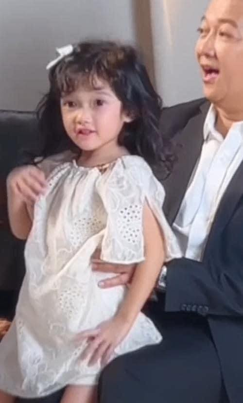 Destiny được gia đình cho "lên sóng", hé lộ biểu cảm xinh xắn, đáng yêu.