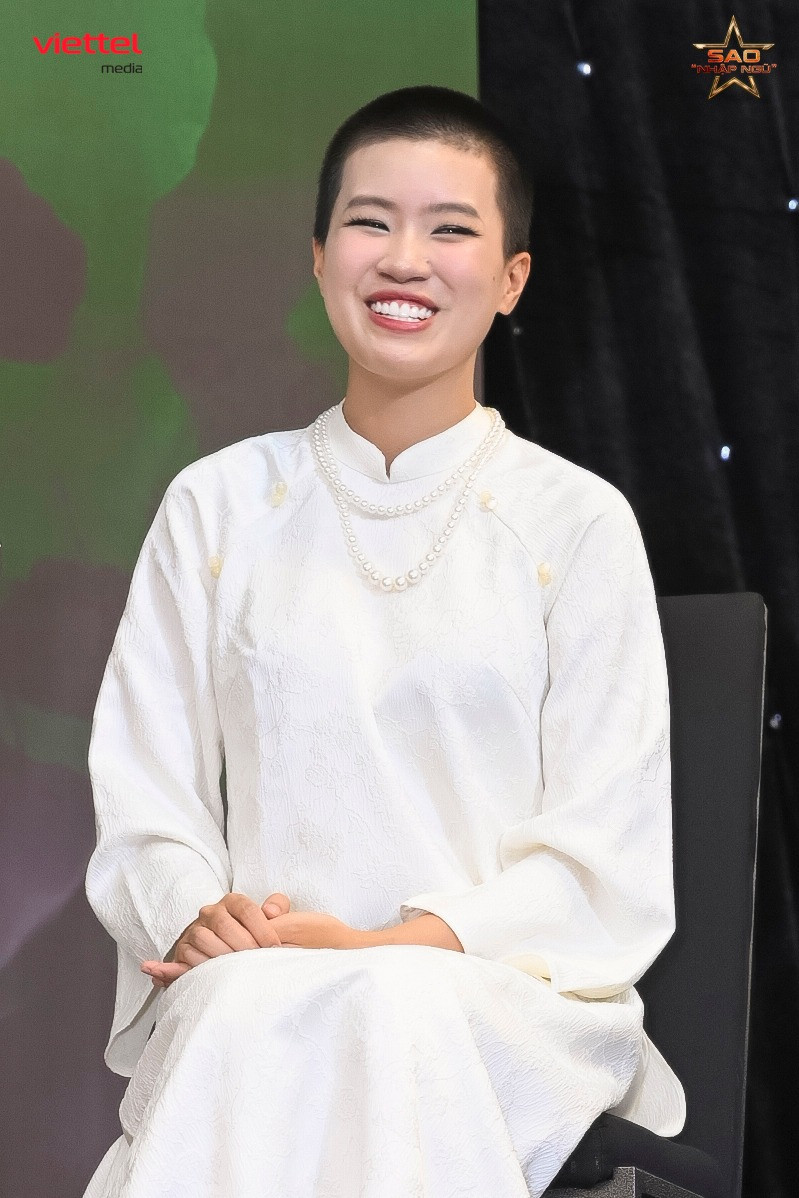 Pháo khiến Hoa hậu Thùy Tiên bất ngờ khi diện áo dài, nhưng nữ rapper cho biết vì hiểu lầm ý của các chị là mặc đồ áo dài thành... áo dài.